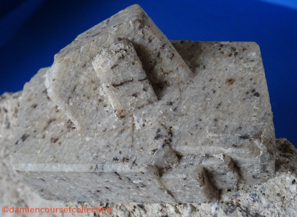 mineraux meteorites microcline sanidine roc de courlande chastreix puy de dome
