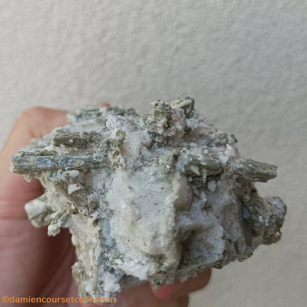 Scapolite sur Gypse (ou "Dipyre") 2 mineraux meteorites pyrite octaedrique scapolite sur gypse ou dipyre
