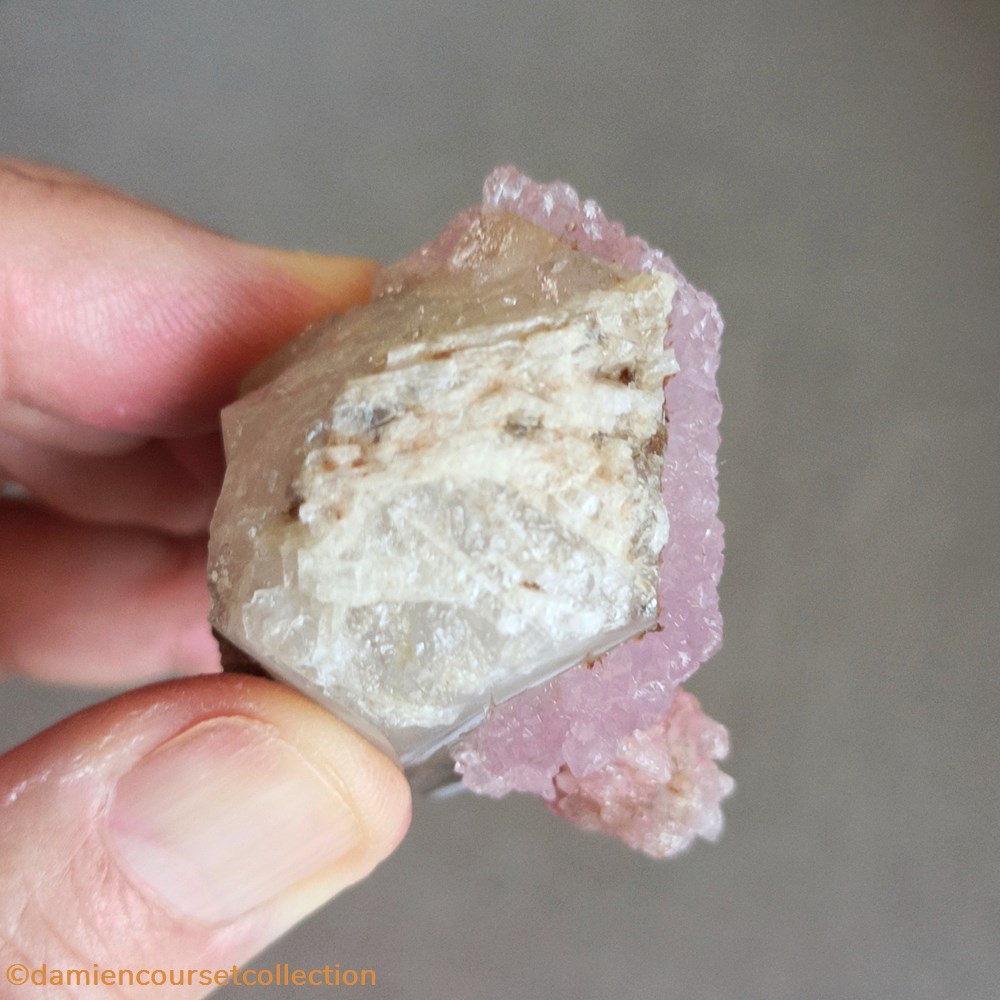Quartz rose cristallisé sur Quartz 3 mineraux meteorites quartz rose cristallise sur quartz
