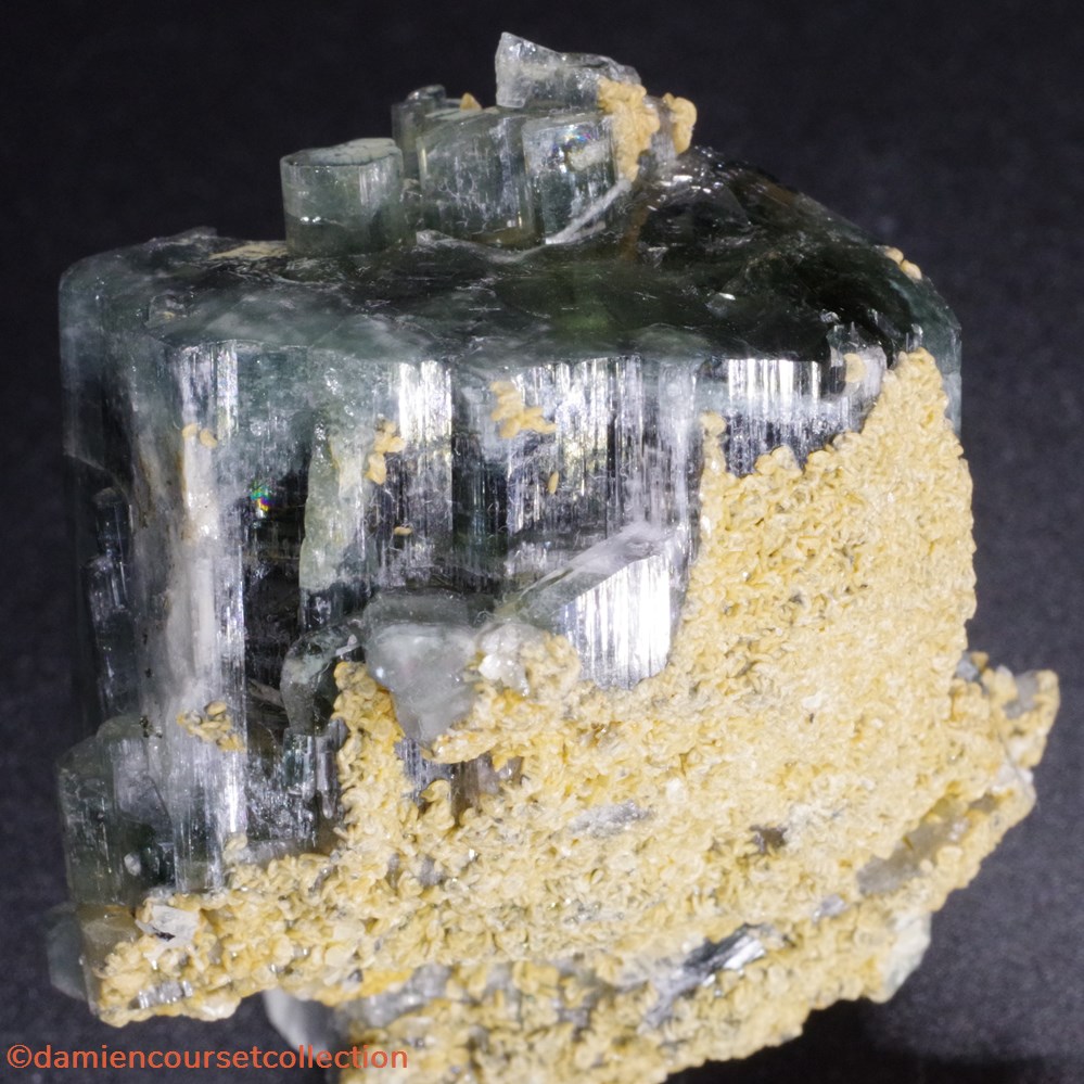 mineraux meteorites fluorapatite apatite bleu vert flottant