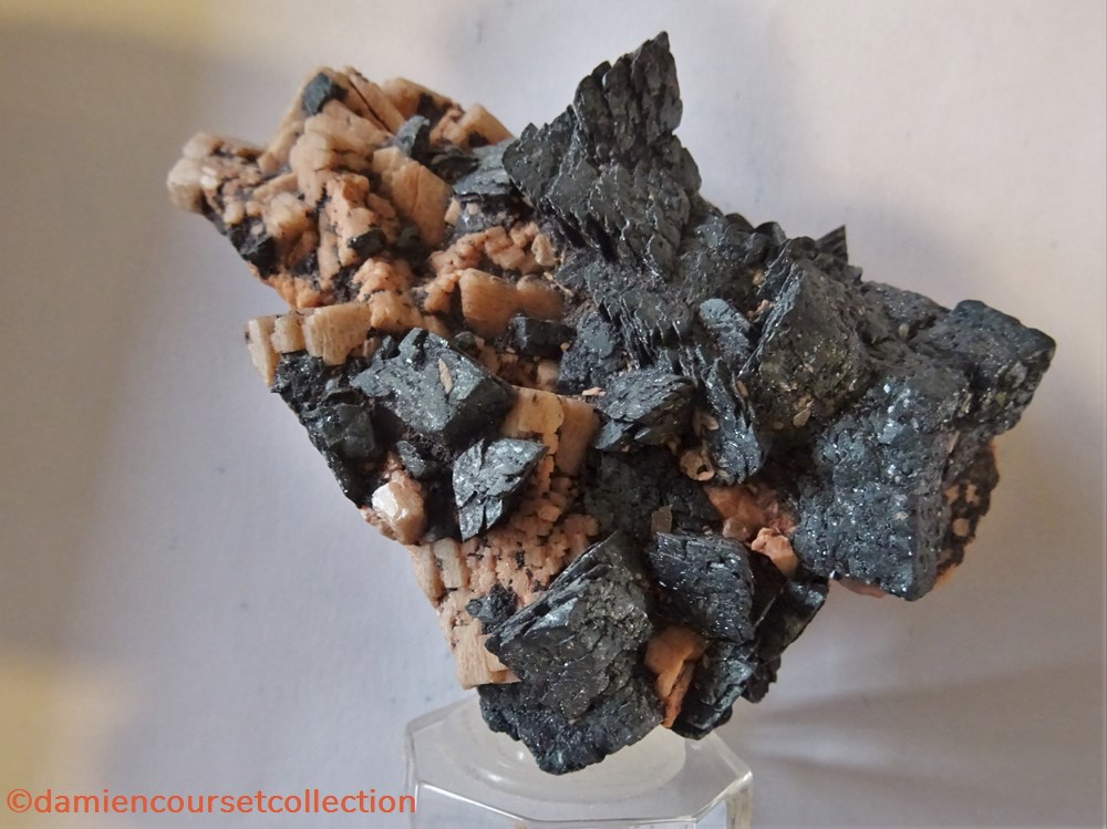 Hématite (pseudomorphe après Sidérite) sur Microcline 2 mineraux meteorite hematite pseudomorphe apres siderite sur microcline