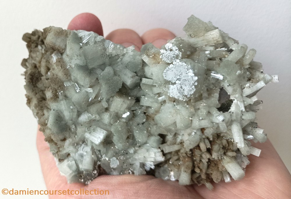 Grande Apatite fibreuse mineraux meteorites fluorapatite grande apatite fibreuse