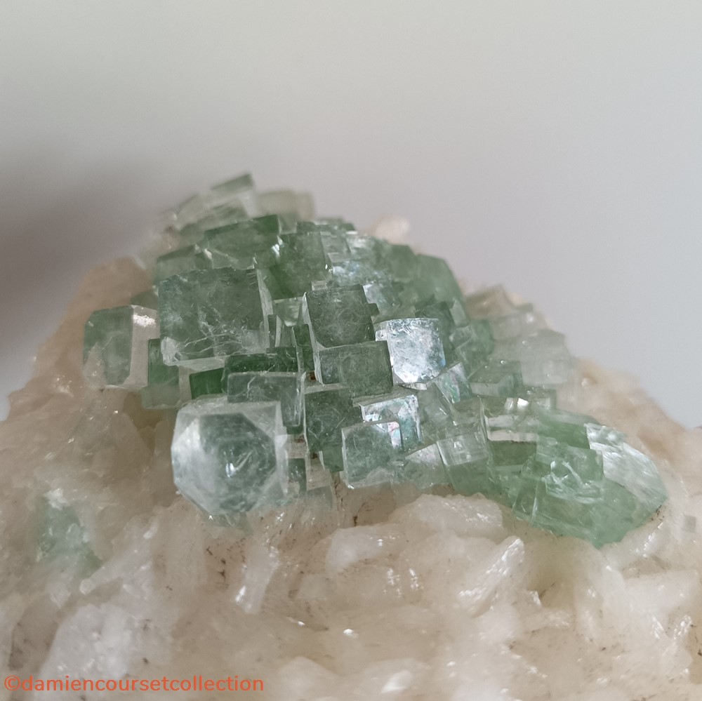 Apophyllite "Discoball" et Stilbite 5 mineraux meteorites fluorapophyllite k apophyllite discoball et stilbite