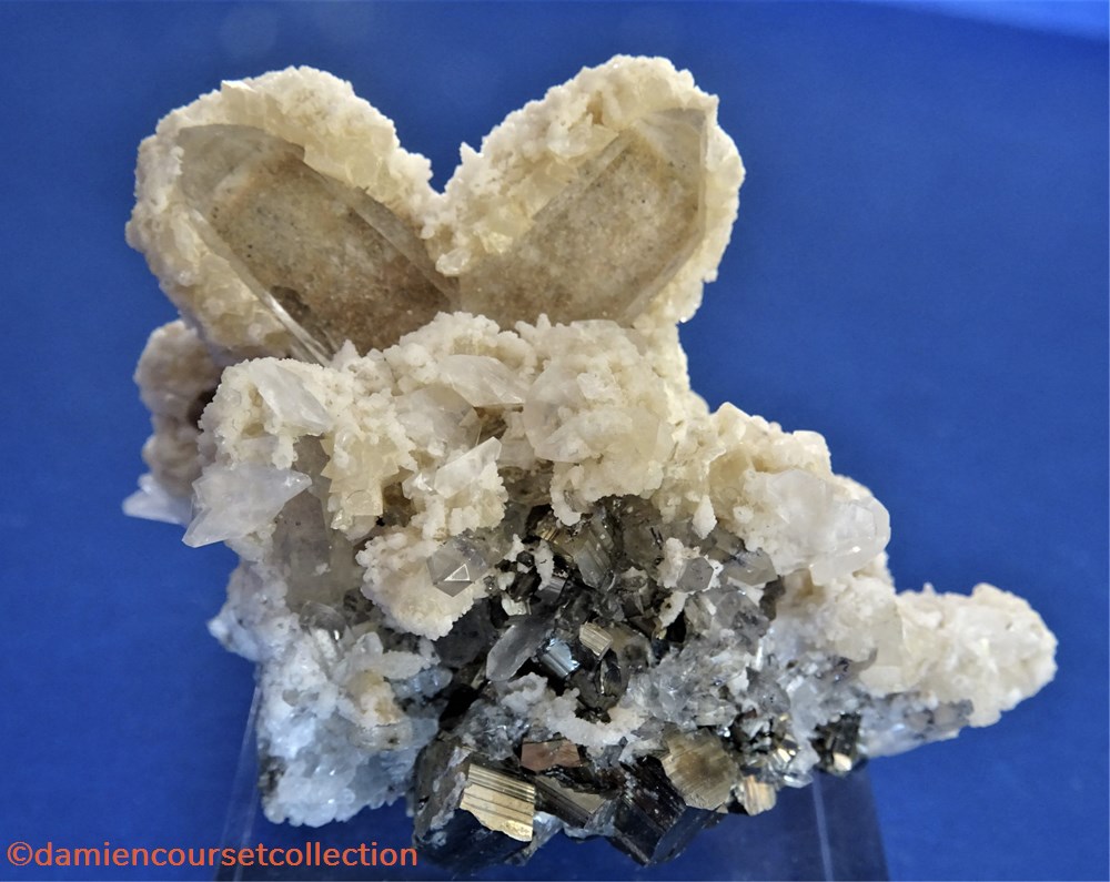 4 macles de Quartz (Bulgarie) 4 mineraux meteorites du japon 4 macles de quartz bulgarie