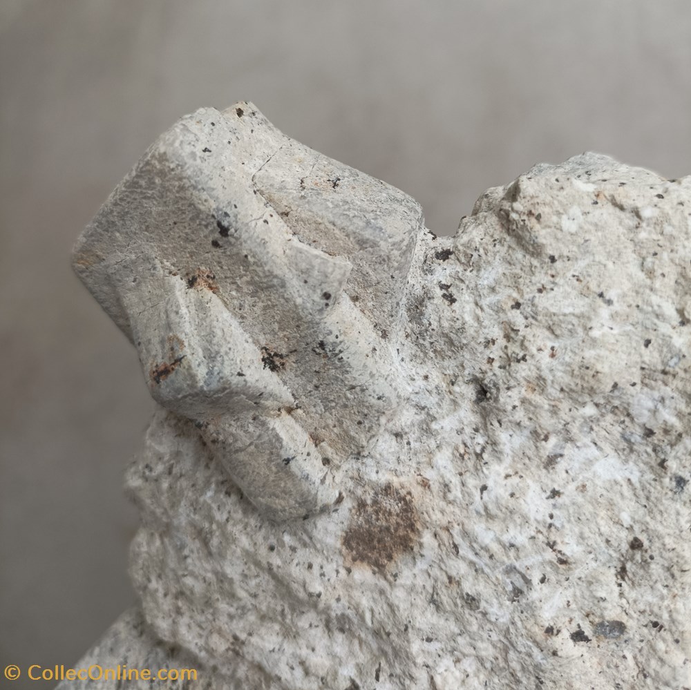 mineraux meteorites microcline sanidine roc de courlande chastreix puy de dome