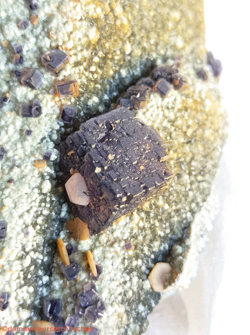 mineraux meteorites fluorite et siderite sur quartz