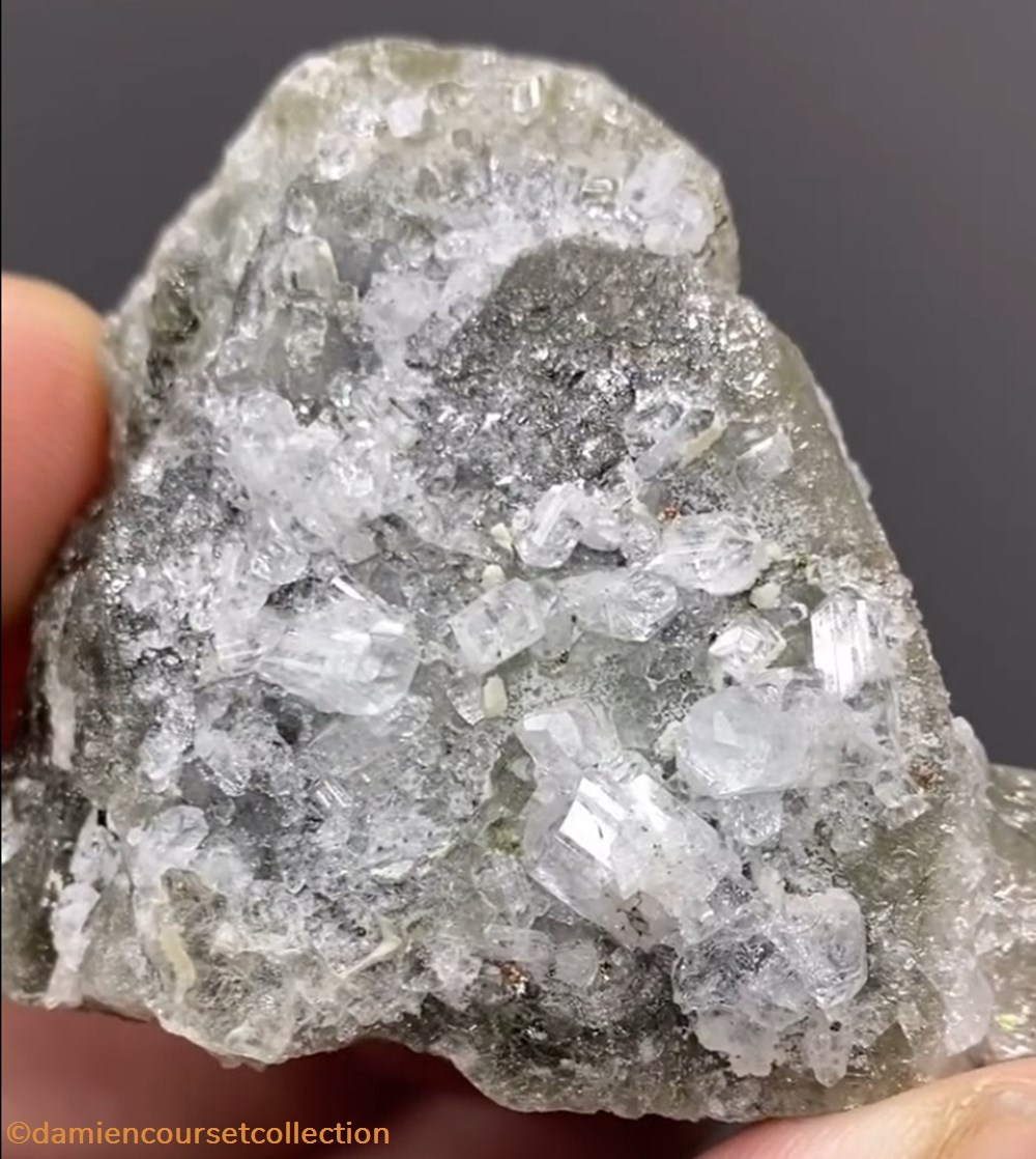 mineraux meteorites topaze sur apatite