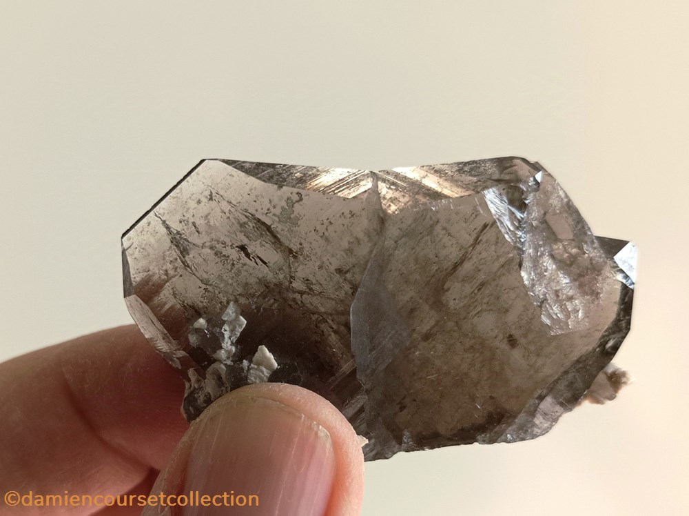 mineraux meteorites du japon quartz fume macle