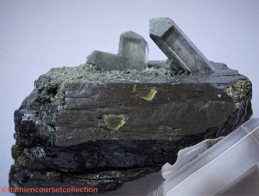 Epidote et Quartz (Alaska) 3 mineraux meteorites macle du japon epidote et quartz alaska