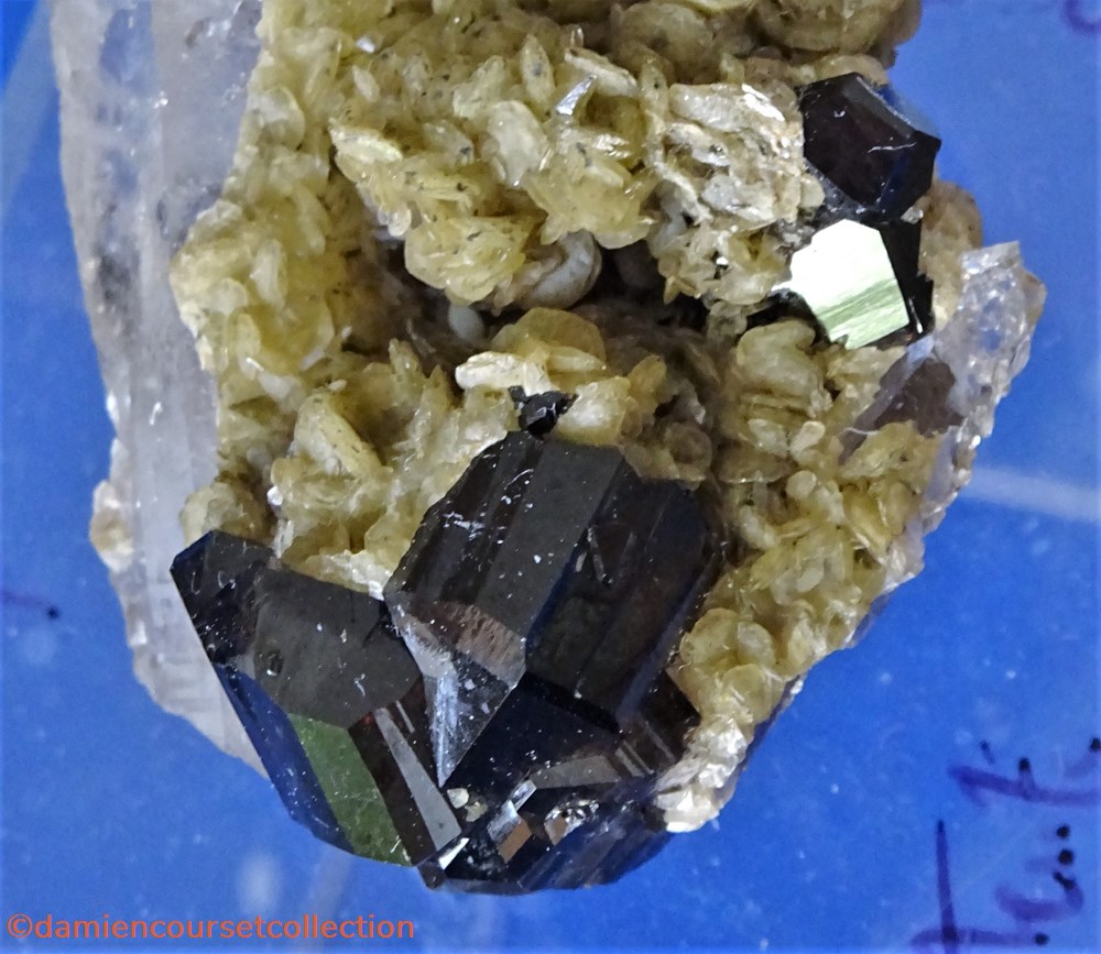 mineraux meteorite cassiterite sur quartz