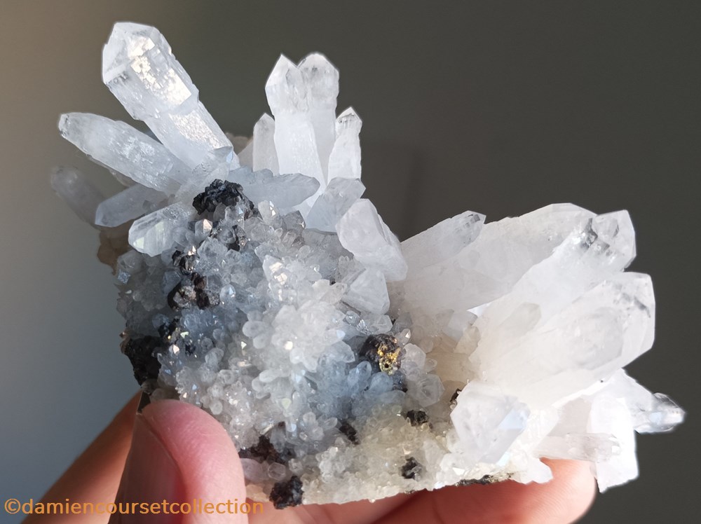Quartz sceptre et chalcopyrite 2 mineraux meteorites quartz sceptre et chalcopyrite
