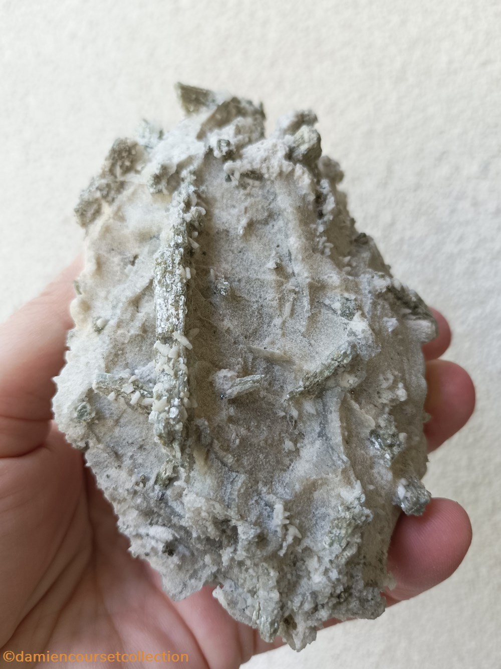 Scapolite sur Gypse (ou "Dipyre") mineraux meteorites pyrite octaedrique scapolite sur gypse ou dipyre