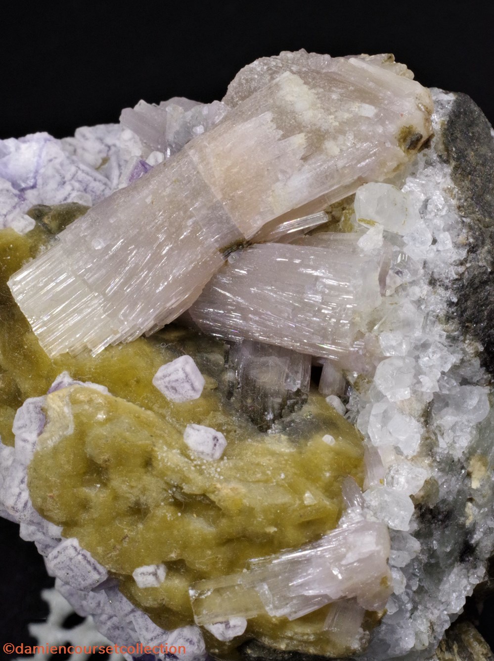 Apatite, Fluorite et Topaze sur Sidérite mineraux meteorites fluorapatite apatite fluorite et topaze sur siderite