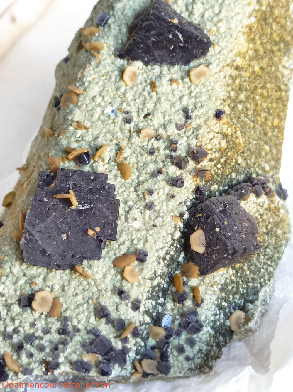 mineraux meteorites fluorite et siderite sur quartz