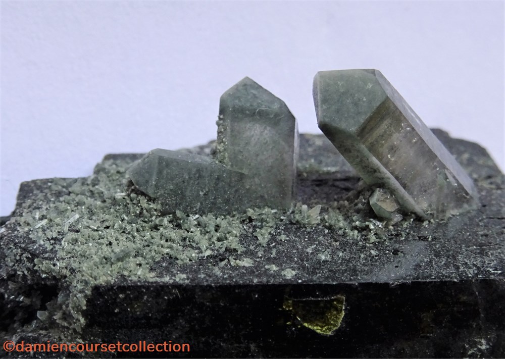 Epidote et Quartz (Alaska) 2 mineraux meteorites macle du japon epidote et quartz alaska