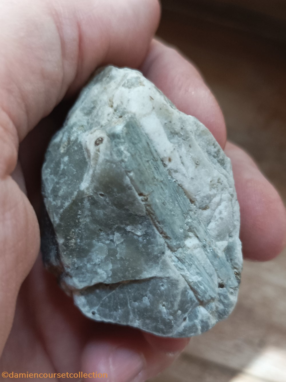 Scapolite sur Gypse (ou "Dipyre") 3 mineraux meteorites pyrite octaedrique scapolite sur gypse ou dipyre