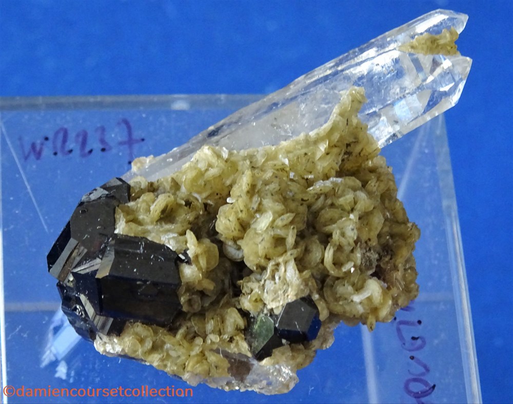mineraux meteorite cassiterite sur quartz