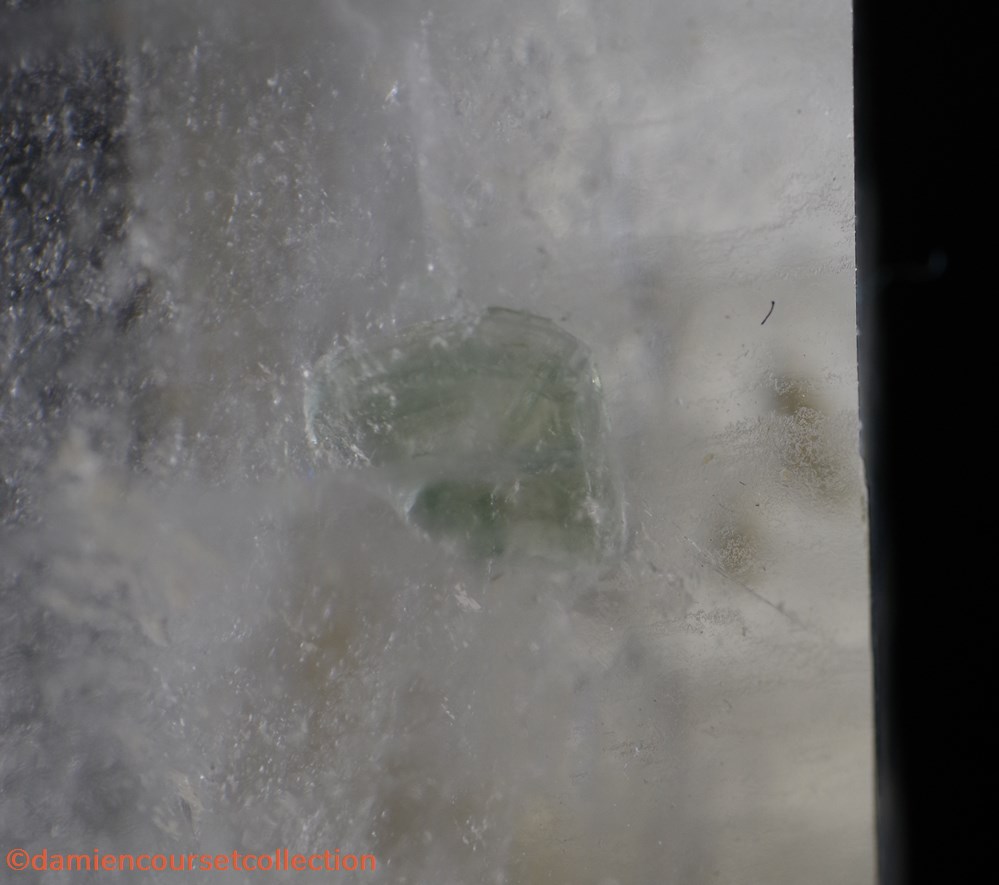 Apatite (inclusion dans Quartz) 3 mineraux meteorites fluorapatite apatite inclusion dans quartz