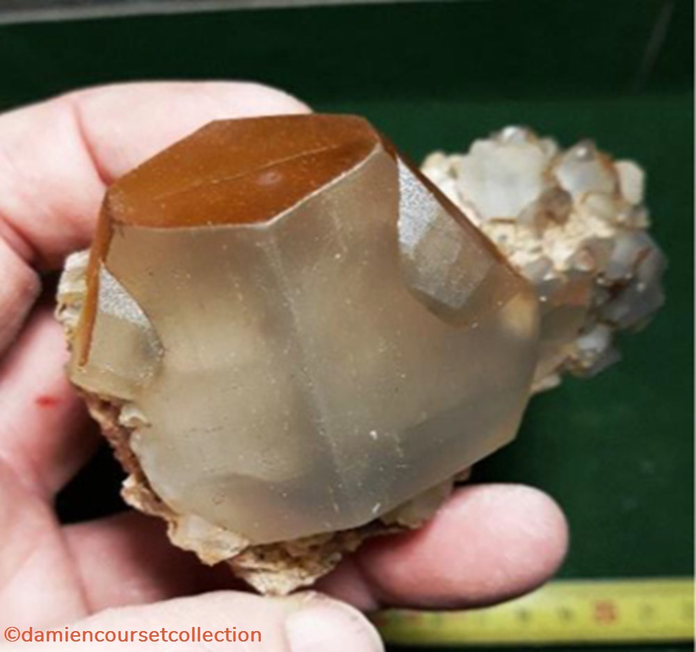 Calcite (Chimay) 2 mineraux meteorites macle calcite chimay