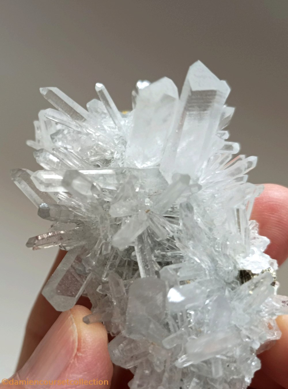 Quartz (plusieurs macles) 5 mineraux meteorites quartz plusieurs macles