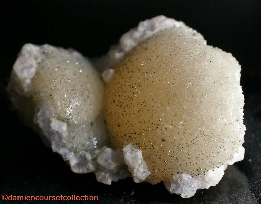 mineraux meteorites fluorapatite apatite botryoidale et fluorite