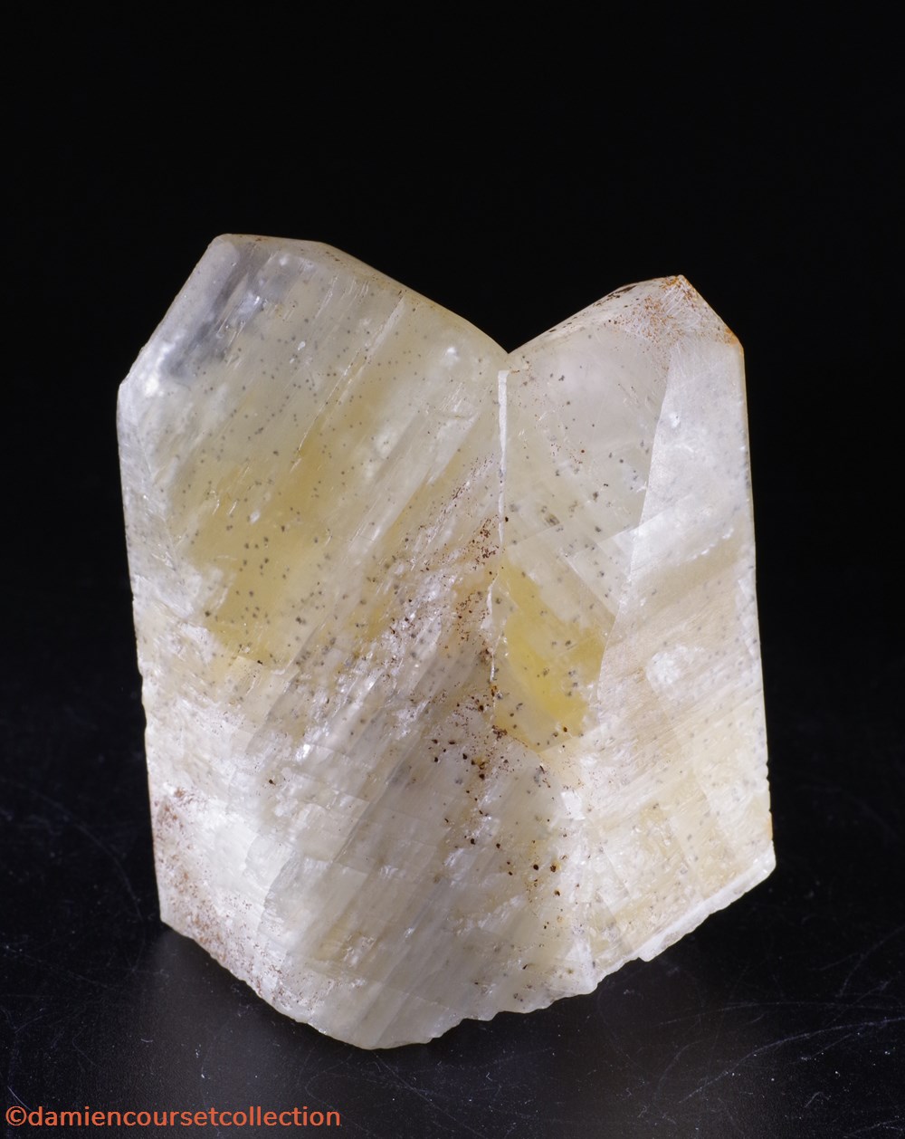 Calcite (Mont sur Marchienne) 2 mineraux meteorites macle calcite mont sur marchienne