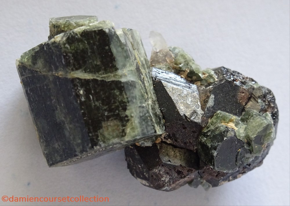Cassitérite et Apatite 3 mineraux meteorite cassiterite et apatite