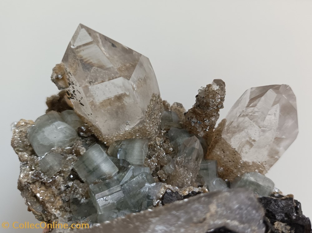 Quartz (fantômes), apatites et ferberite mineraux meteorites quartz fantomes apatites et ferberite