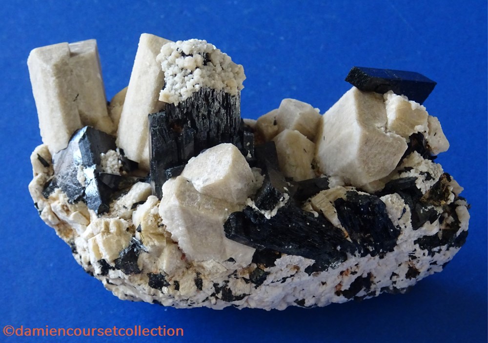 Aegirine sur Orthose maclée 3 mineraux meteorites microcline aegirine sur orthose maclee