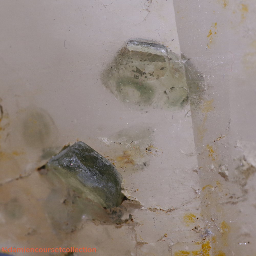 Apatite (inclusion dans Quartz) 2 mineraux meteorites fluorapatite apatite inclusion dans quartz
