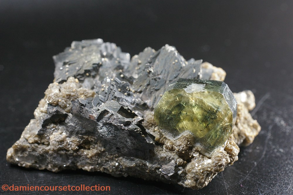 mineraux meteorites fluorapatite apatite sur arsenopyrite