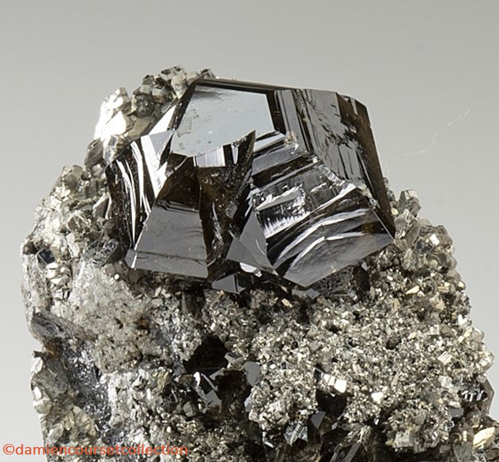 Cassitérite sur Arsénopyrite mineraux meteorites cassiterite sur arsenopyrite