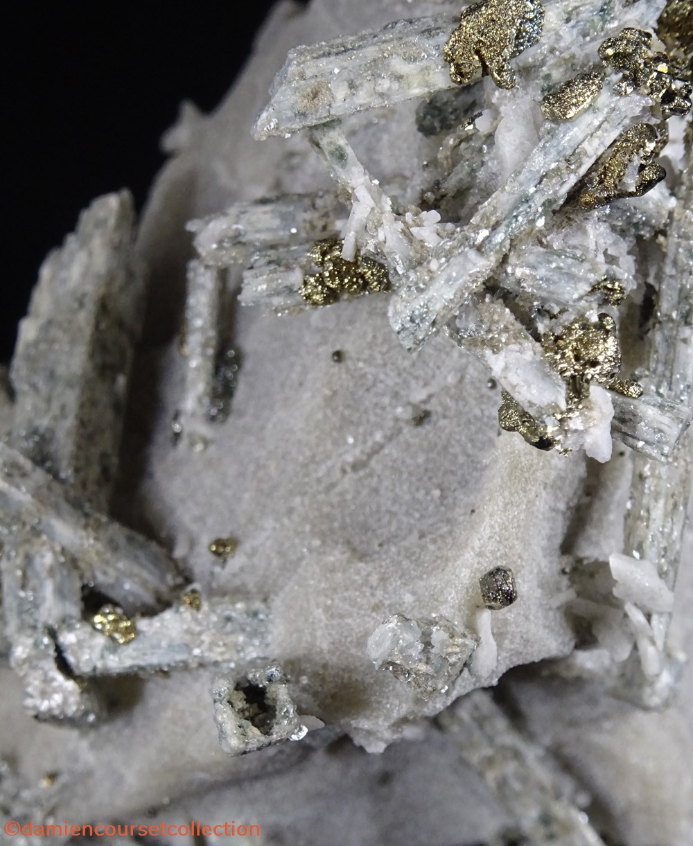 Scapolite sur Gypse (ou "Dipyre") 4 mineraux meteorites pyrite octaedrique scapolite sur gypse ou dipyre