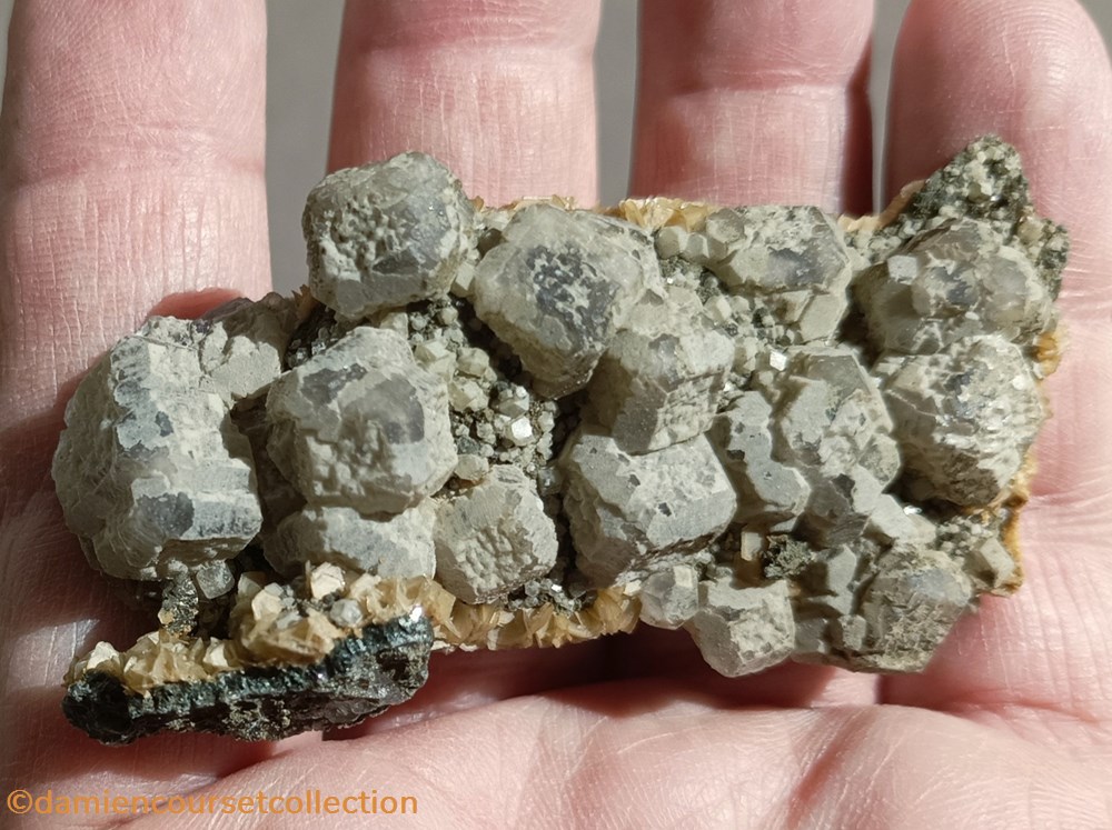 Fluorite et Siderite sur Quartz mineraux meteorites fluorite et siderite sur quartz