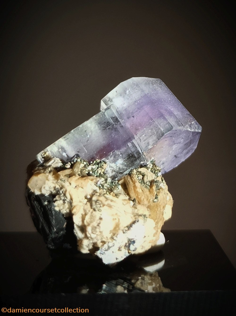 Apatite violette mineraux meteorites fluorapatite apatite violette