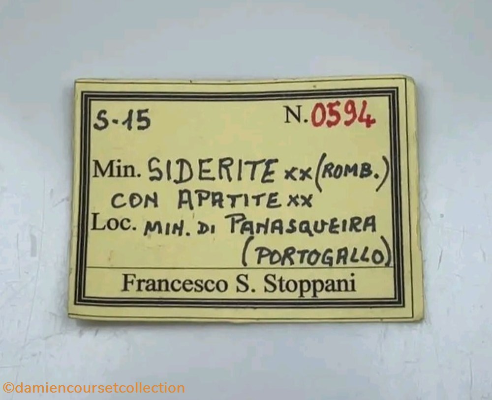 mineraux meteorites fluorapatites sur siderite