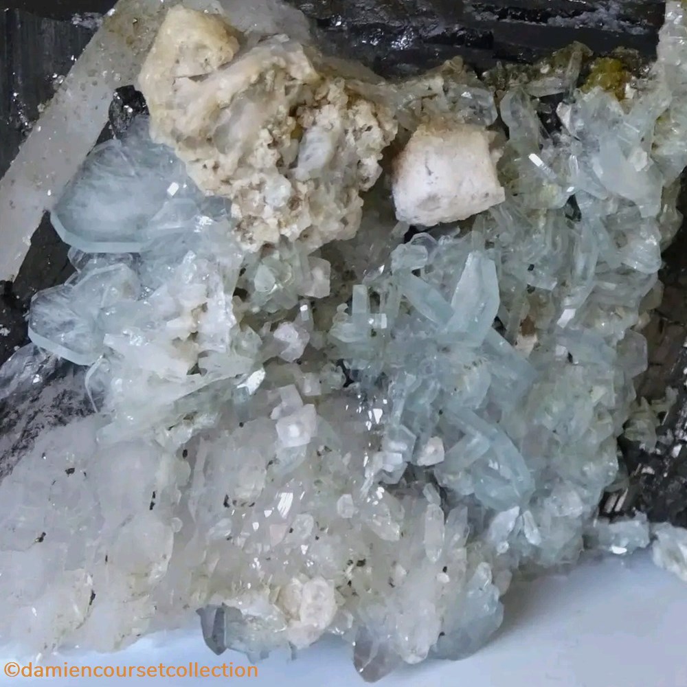 Quartz, ferberite, apatites bleues et Fluorite XXL 5 mineraux meteorites quartz ferberite apatites bleues et fluorite xxl