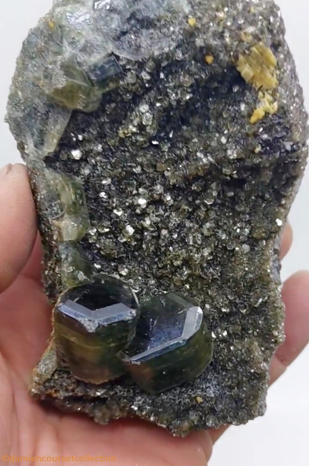 Apatites vertes sur muscovite 3 mineraux meteorites fluorapatite apatites vertes sur muscovite