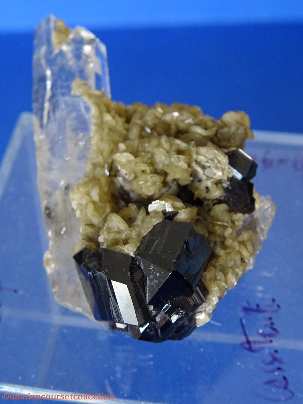 mineraux meteorite cassiterite sur quartz