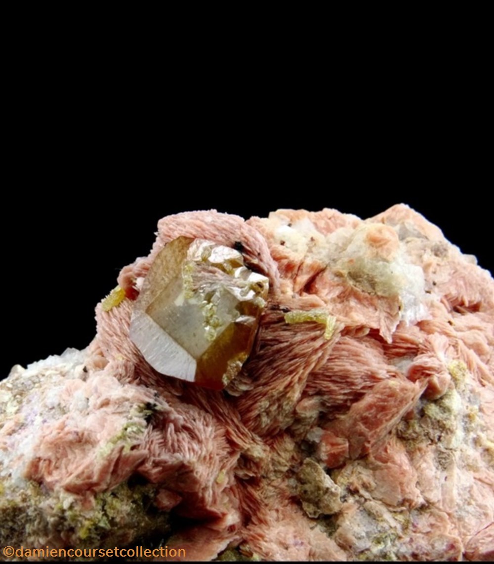 Wulfénite, Lantignié (Rhône) 2 mineraux meteorites wulfenite lantignie rhone