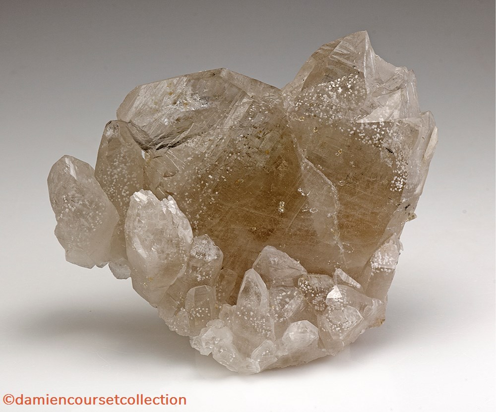 Quartz fumé (macle) mineraux meteorites du japon quartz fume macle