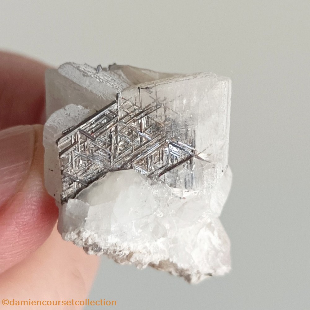 Adulaire et Rutile (Sagenite) mineraux meteorites orthoclase adulaire et rutile sagenite