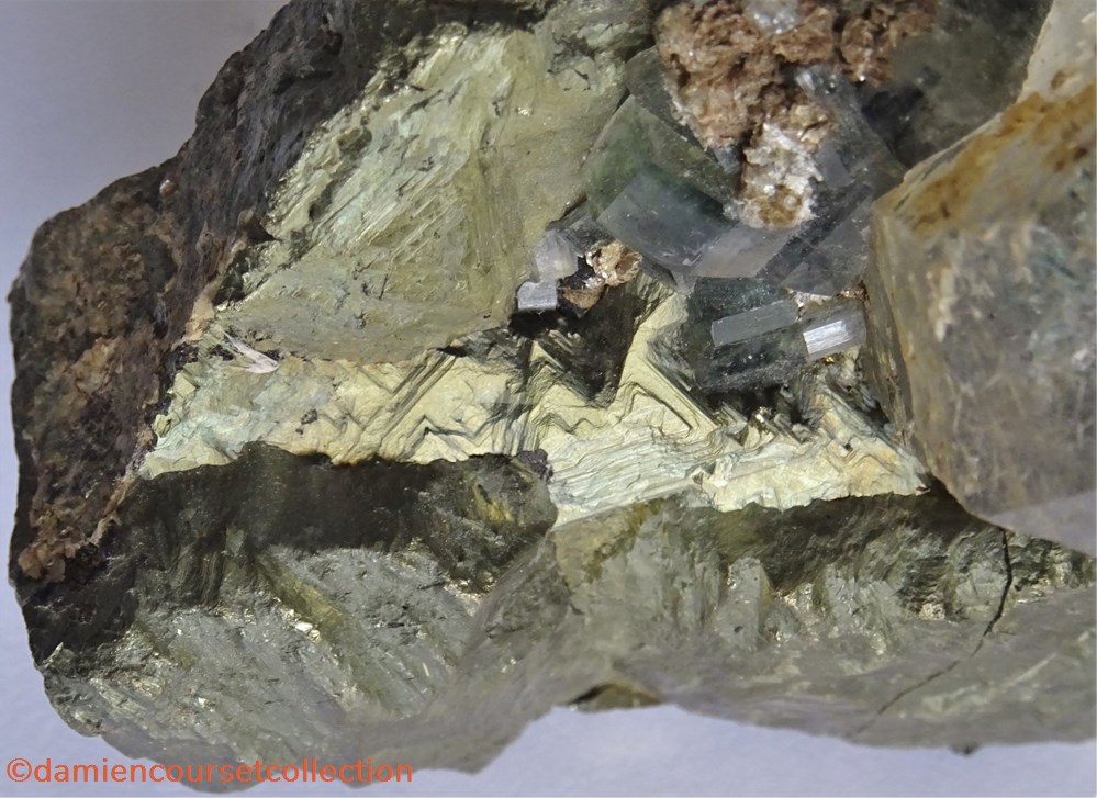 mineraux meteorite chalcopyrite et quartz