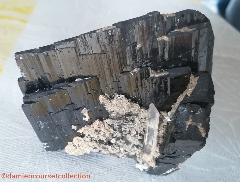 Wolframite et Quartz 3 mineraux meteorites wolframite et quartz
