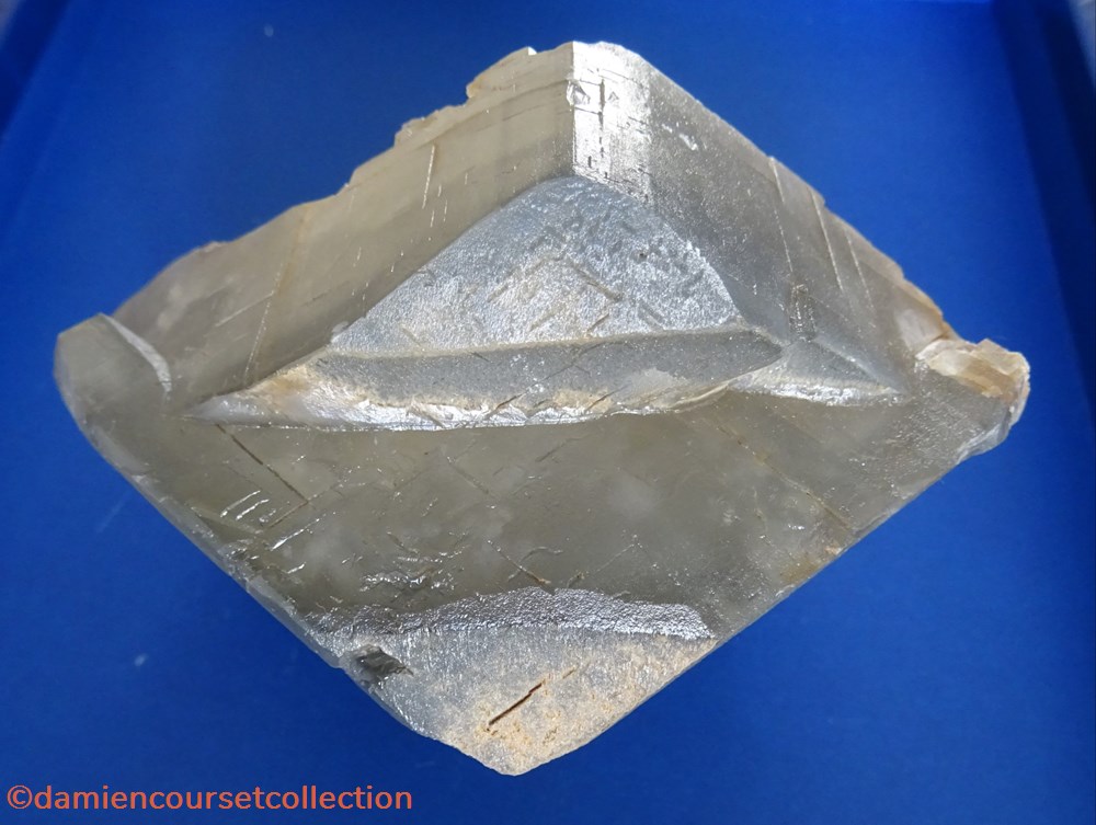 Calcite (Chimay) 2 mineraux meteorites macle calcite chimay