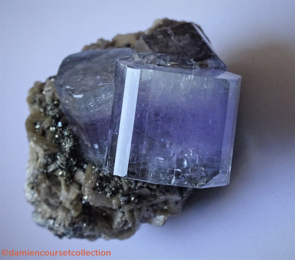 Apatite violette 5 mineraux meteorites fluorapatite apatite violette