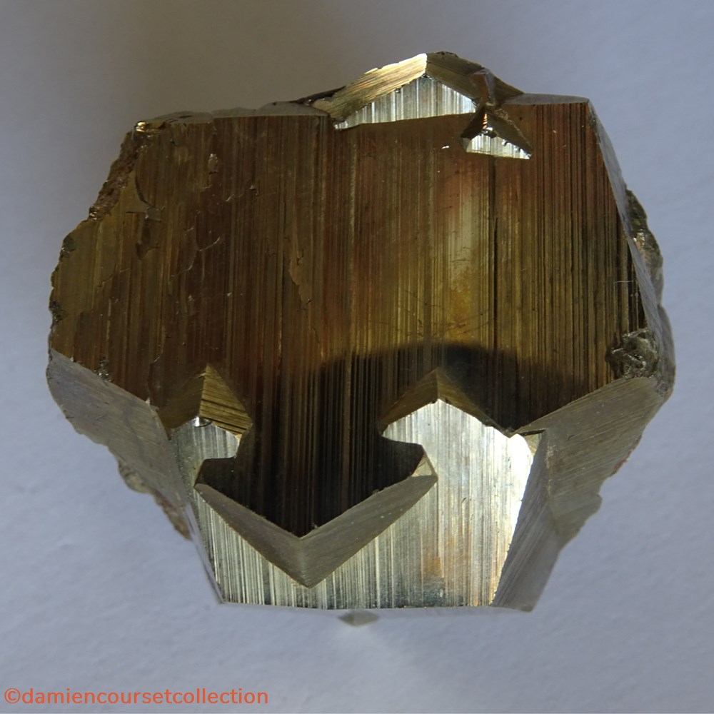 Pyrite "croix de fer" mineraux meteorites pyrite croix de fer