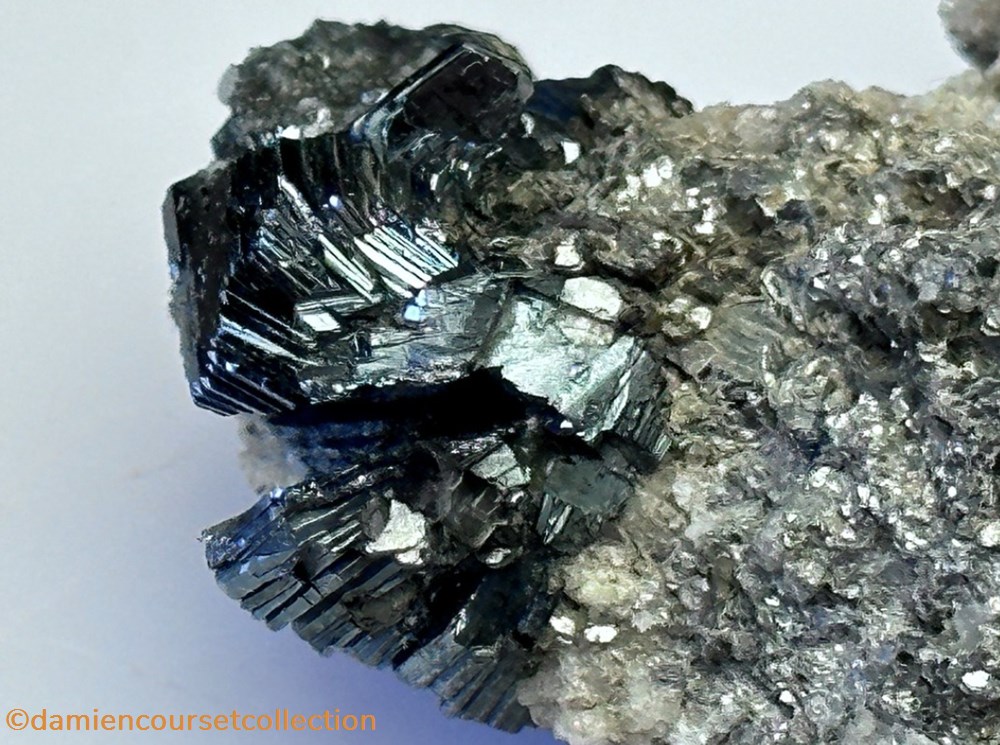 mineraux meteorites hematite rose de fer suisse