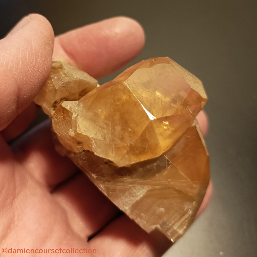 Calcite (Mont sur Marchienne) 2 mineraux meteorites macle calcite mont sur marchienne