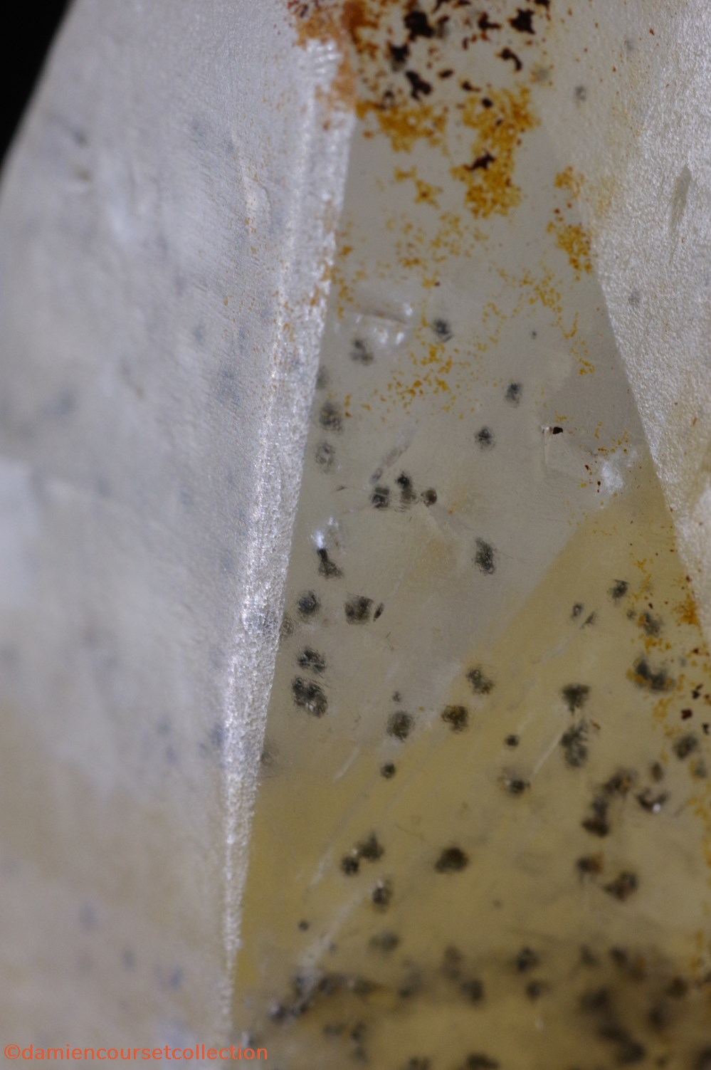 Calcite (Mont sur Marchienne) 5 mineraux meteorites macle calcite mont sur marchienne